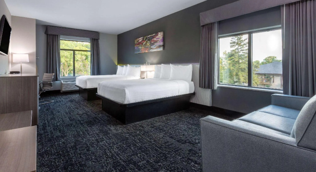 Четырёхместный люкс Baymont Inn & Suites by Wyndham Madison