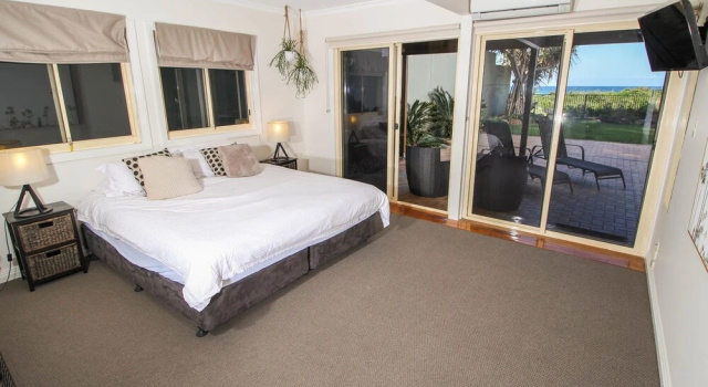 T E Peters Waterfront Holiday Home