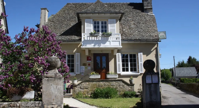 Hotel Saint julien aux bois, Забронировать Хостел Сен-Жульен-о-Буа Коррез