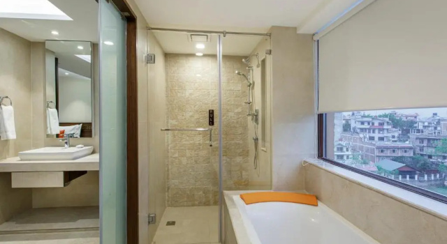 Двухместный номер Deluxe Ramada by Wyndham Kathmandu Dhumbarahi