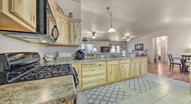 Коттедж с 3 комнатами с балконом Charming Ruidoso Home w/ Deck & Lovely Views!
