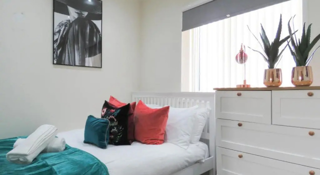 Коттедж Tudors eSuites Four Bedroom House