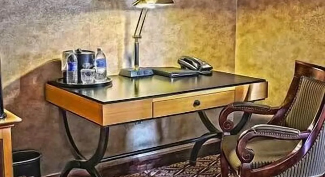 Люкс The Bertram Inn & Conf Ctr Trademark Collection by Wyndham