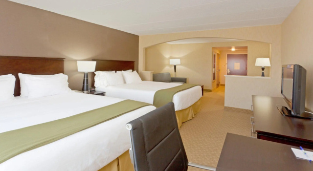 Четырёхместный номер Standard Holiday Inn Express Hotel & Suites Dover by IHG