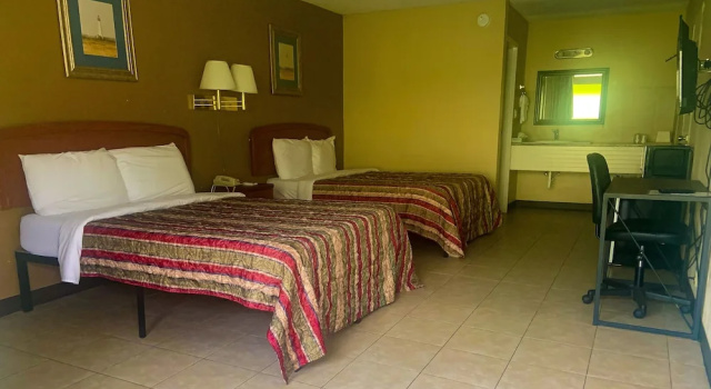 Четырёхместный номер Standard Red Carpet Inn Kinston