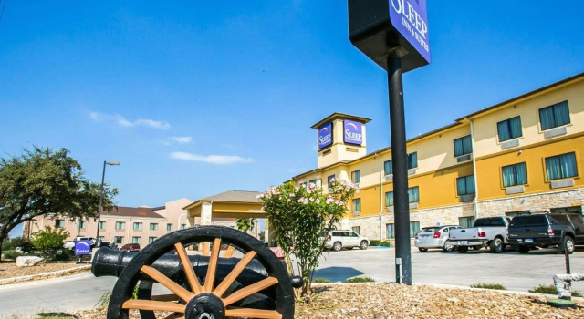 Кровать в общем номере Sleep Inn & Suites Gonzales near Palmetto State Park