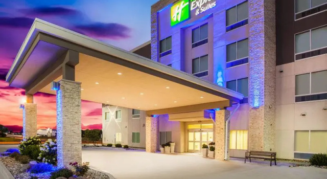 Четырёхместный номер Standard Holiday Inn Express & Suites Litchfield by IHG