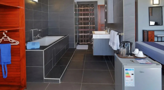 Семейный номер Standard с 2 комнатами с балконом и с видом на океан Hôtel Villa Les Orchidées