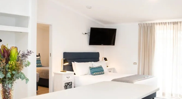 Семейный люкс с видом на бассейн New England Motor Lodge
