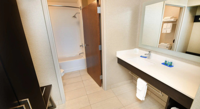 Двухместный люкс Holiday Inn Express Hotel & Suites Grand Forks by IHG