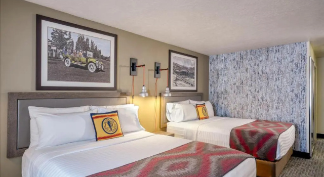 Четырёхместный номер Deluxe Yellowstone Park Hotel