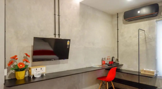 Люкс RedDoorz Plus near Kawasan Sam Poo Kong Semarang
