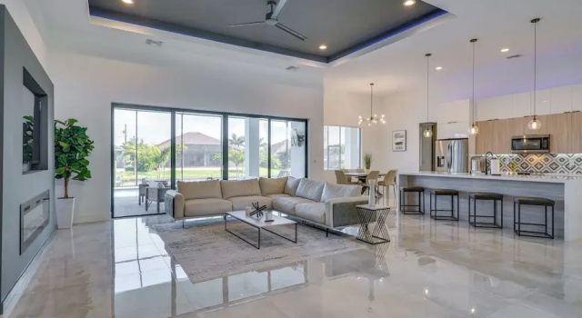 Pool & Outdoor Kitchen: Waterfront Cape Coral Home, Забронировать Дом для отпуска Кейп-Корал Southwest Florida