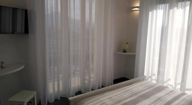 Delia Rooms & Gallery