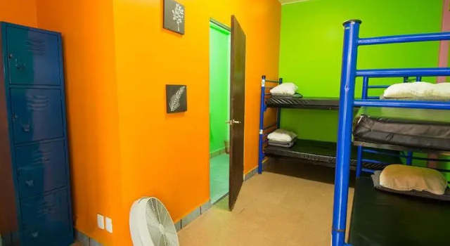 Кровать в общем номере Hotel Amigo Suites