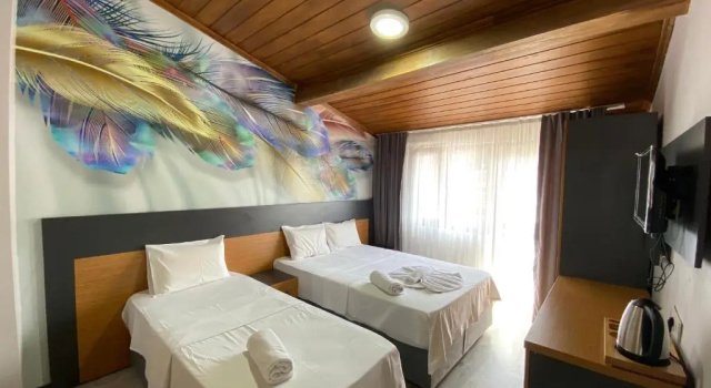 Standardowy trzyosobowy pokój i balkonem Victorious Hotel