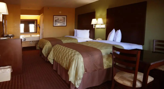 Четырёхместный номер Standard Executive Inn Opp