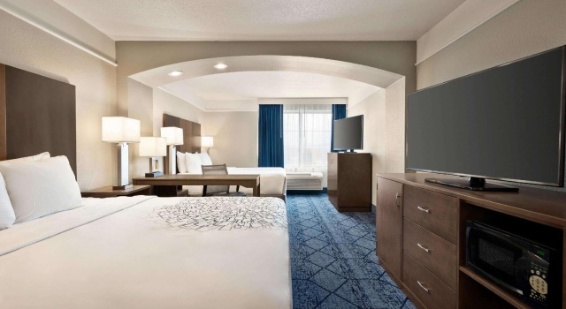 Четырёхместный люкс La Quinta Inn and Suites by Wyndham at WaTiki Waterpark