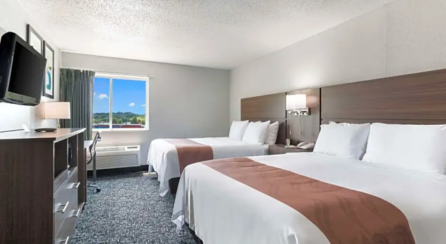 Четырёхместный люкс Quality Inn & Suites Rockport-Owensboro North GOLD AWARD WINNER