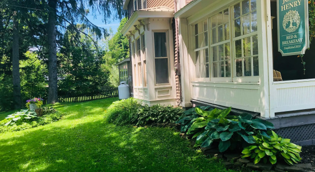 John Henry Bed & Breakfast, Забронировать Отель «постель и завтрак» Черри-Валли Штат Нью-Йорк