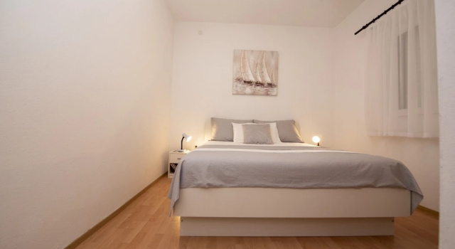 Spacious Apartment w. Balcony, big Garden & Grill, Забронировать Апартаменты/квартира Апартаменты Шибенско-Книнская жупания, Апартаменты/квартира