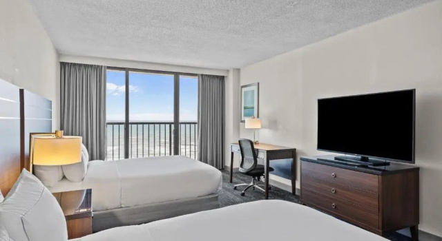 Четырёхместный номер Standard oceanfront DoubleTree by Hilton Atlantic Beach Oceanfront