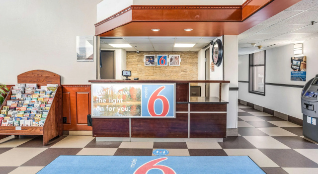 Motel 6-Levittown, PA - Bensalem, Забронировать Мотель Отели Левиттаун с парковкой, Парковка