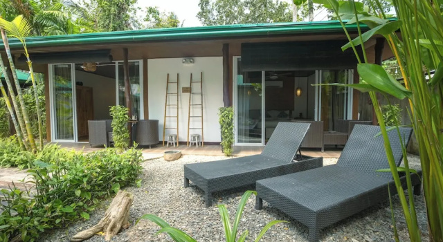 Семейный коттедж Standard с балконом Cadlao Resort and Restaurant