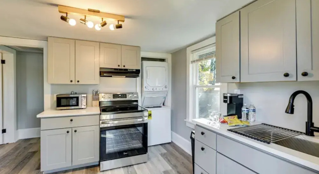 Апартаменты 2 Mi to Uptown: Centrally Located Kingston Apt