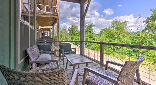 Коттедж с 3 комнатами с балконом Modern Asheville Greenway Residence with 2 Decks!
