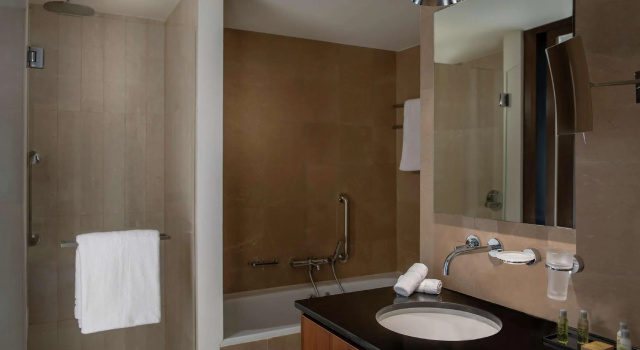 Номер Standard с балконом Hilton Beirut Downtown