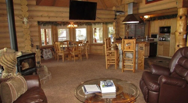 080 - Moonshadows Log Cabin - Big Bear Getaway, Забронировать Отель Мунридж США, рядом с Поле для гольфа Gold Mine