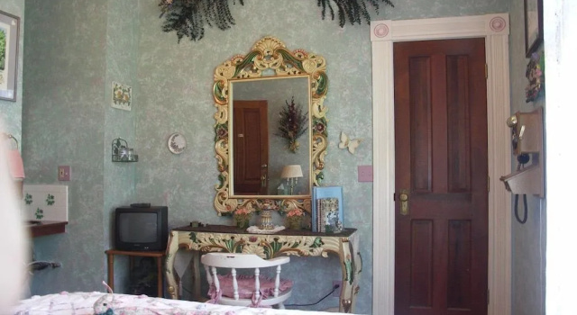 Robins Nest Bed & Breakfast, Забронировать Отель «постель и завтрак» Отели Сан-Андреаса с парковкой, Парковка