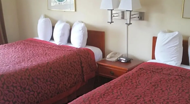 Четырёхместный номер Standard Days Inn by Wyndham Orange Anaheim