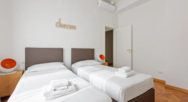 Roomy Apartment Duomo & San Babila, Book Apartment Milan Lombardy