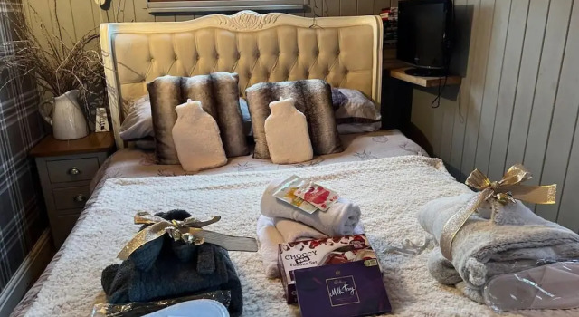 Cute and Cosy Shepard hut With Wood Fuel hot tub, Забронировать Дом для отпуска Кингтон Херефордшир