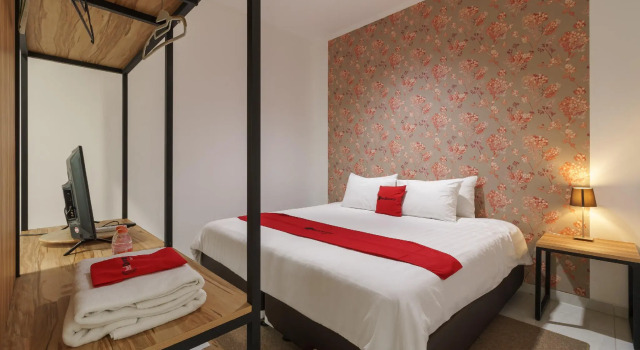 RedDoorz Plus near Exit Toll Puncak 2, Boek Pension Depok Pensions, Pension