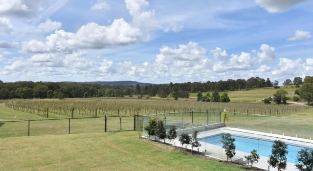 Коттедж Palmers Lane On Vineyard 5br Homestead with Pool