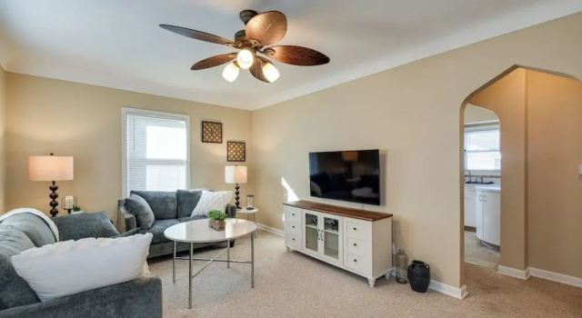 Quaint Cedar Rapids Home, 4 Mi to Downtown!, Rezervasyon Tatil Evi Iowa Villalar, Villa