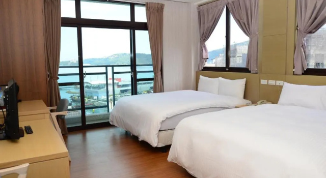 Четырёхместный номер Standard с видом на озеро Yi Da Lakeside Hotel
