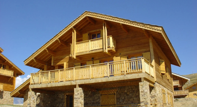 Luxury chalet with fireplace in the area of Alpe d'Huez, Забронировать Шале Юэ Oisans
