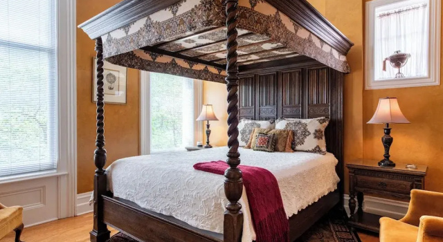 Номер Grand DuPont Mansion Bed & Breakfast