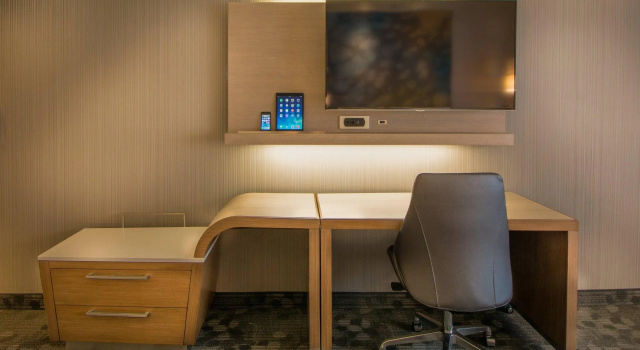 Двухместный люкс с 2 комнатами Courtyard by Marriott Winnipeg Airport