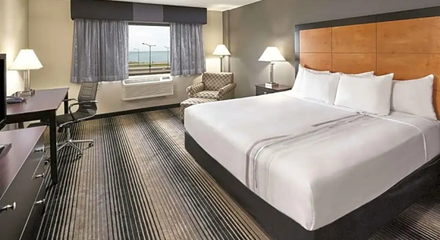 Двухместный номер Standard с видом на озеро La Quinta Inn & Suites by Wyndham Chicago - Lake Shore