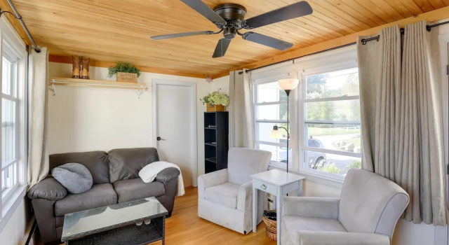 Riverfront New Hampshire Cottage w/ Boat Dock, Book Feriehus Manchester Mclntyre