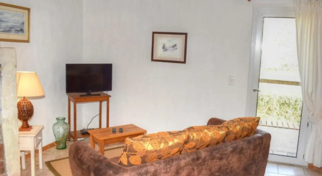 Charmant gîte paysan XIXe avec terrasse et jardin bordé par un ruisseau, à 1,5 km dAzay-le-Rideau - FR-1-381-417, Забронировать Отель Шейе Эндр и Луара