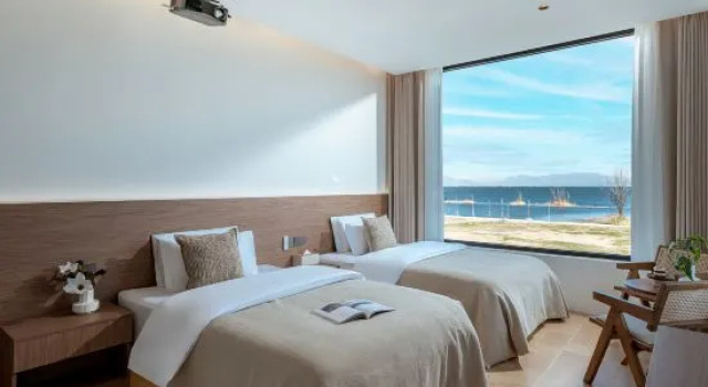 Кровать в общем номере To the Mountains and Seas • LUME Designer Sea View Homestay
