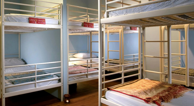 Кровать в общем номере Rucksack Inn Temple Street