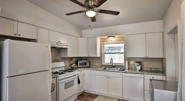 Sunny Cocoa Beach Home: Walk to Sea + Attractions!, Забронировать Апартаменты/квартира Коко-Бич Space Coast