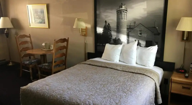 Двухместный номер Standard с балконом и с видом на внутренний двор Super 8 Beachfront by Wyndham Mackinaw City, MI